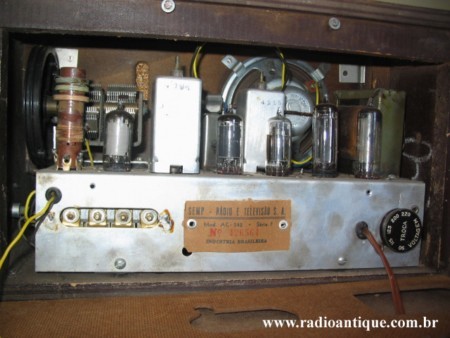 Parte interna do Semp AC 242 (Foto: site Radio Antique)