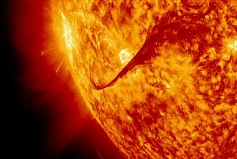 magens da Nasa captam forte explosão solar